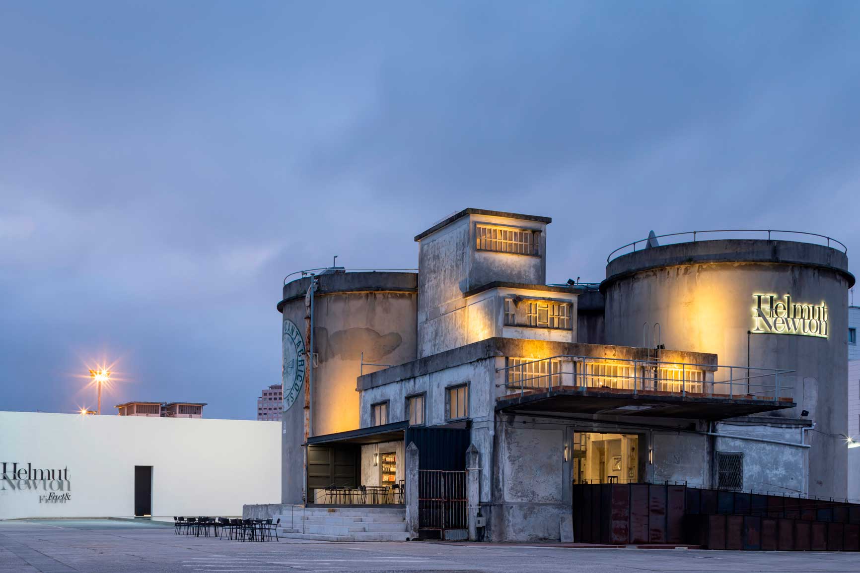 Fotografía del exterior de la exposición